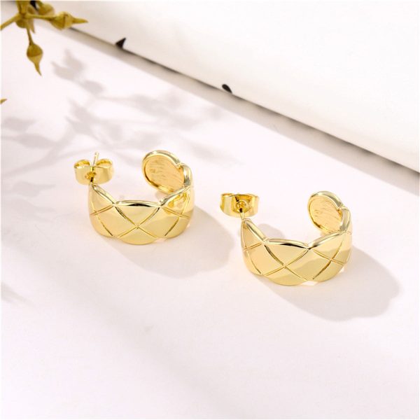 18K Gold-Plated C-Shape Quilt Pattern Huggie Earrings For Cheap